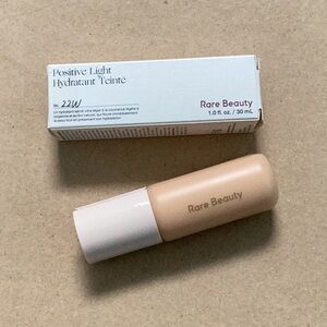 Rare Beauty - Positive Light Hydratant Teinte in shade 22W